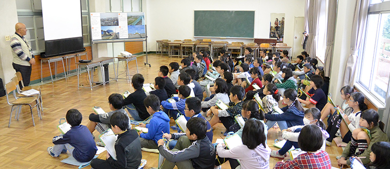 三島市立西小学校で東日本大震災写真展